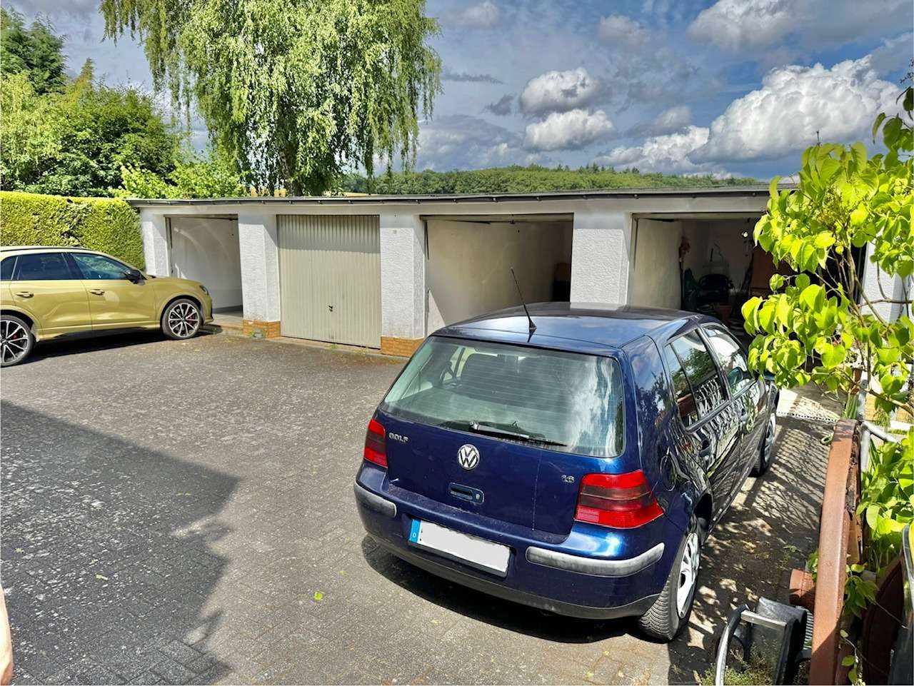 VOLL VERMIETET - GUTE LAGE - 4 GARAGEN